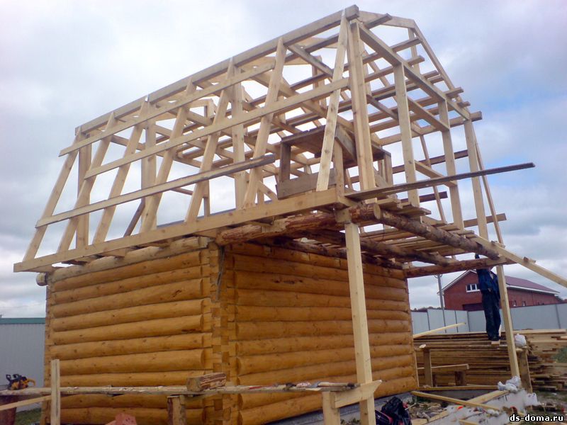 Строительство деревянного дома из бревна.